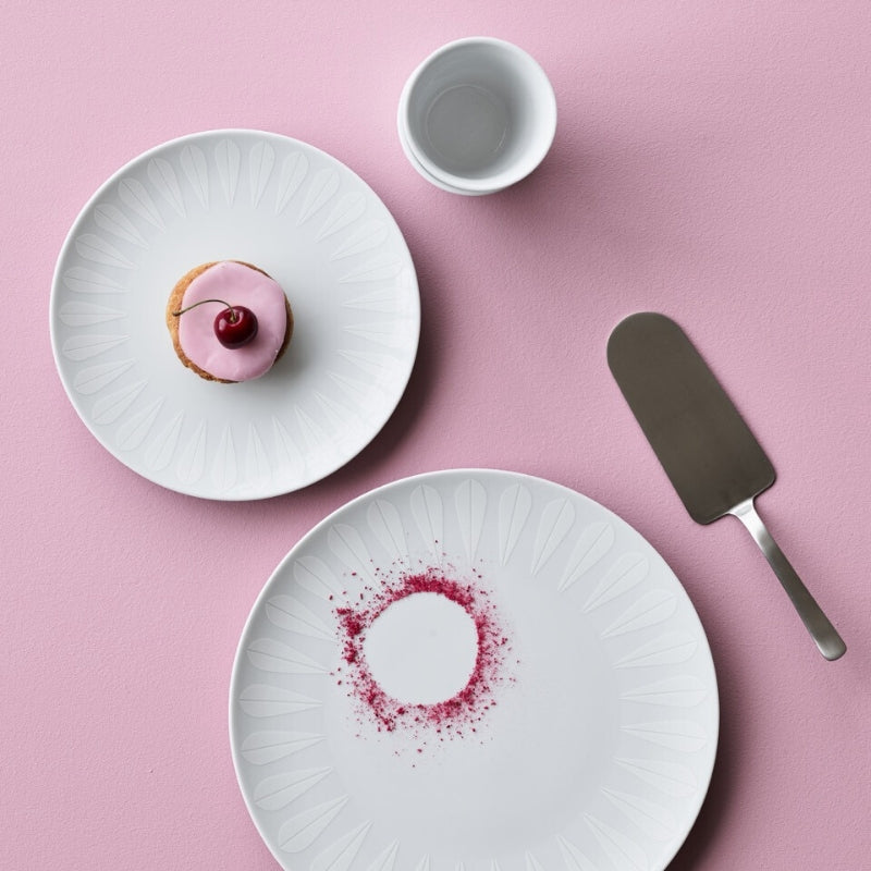 The ARNE CLAUSEN COLLECTION offers bowls and plates in white and grey with the iconic ‘Lotus’ pattern by Arne Clausen.